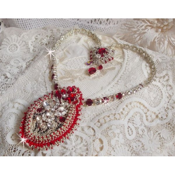 Drigon Rood collier geborduurd met rode Swarovski kristallen, zilveren rocailles, strass, 925/1000 zilveren sluitingen en kettingen.