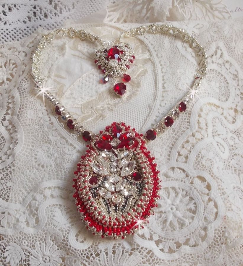 Drigon Rood collier geborduurd met rode Swarovski kristallen, zilveren rocailles, strass, 925/1000 zilveren sluitingen en kettingen.