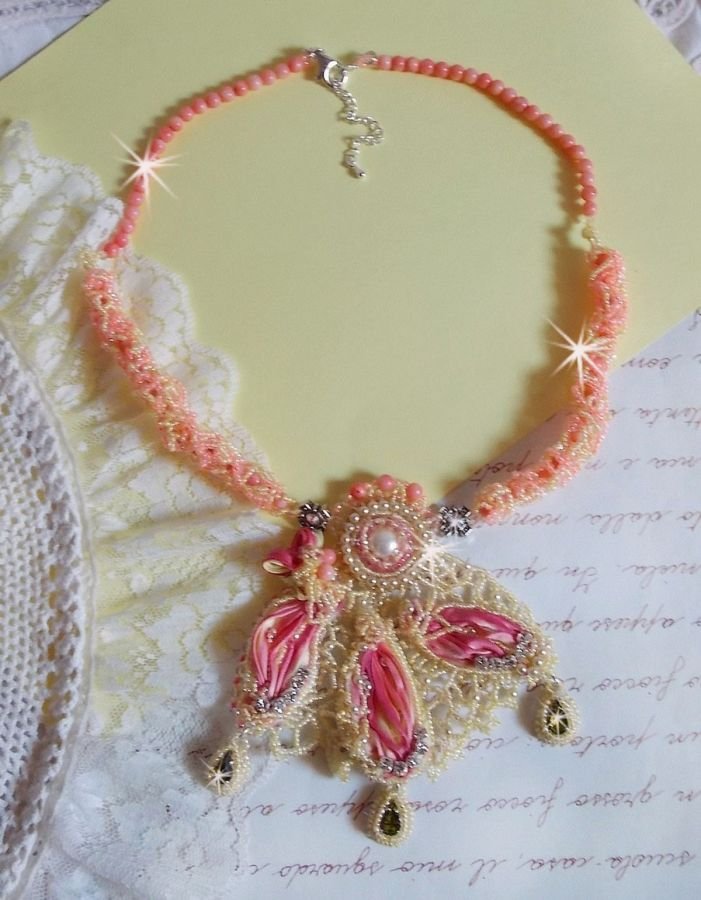 Les Délices de l'Eté halsketting geborduurd met een geel en roze zijden lint, rocailles en Swarovski kristallen