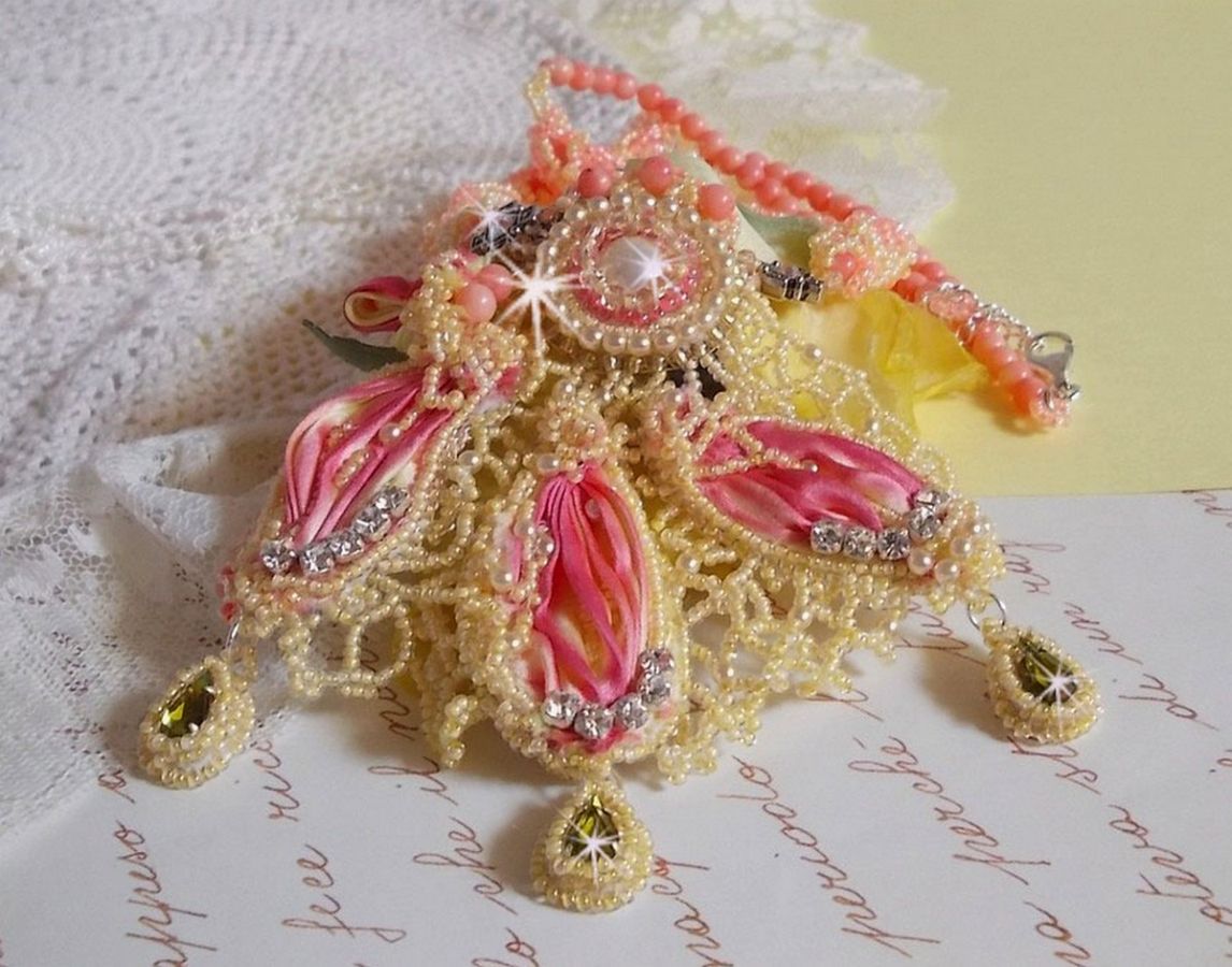 Les Délices de l'Eté halsketting geborduurd met een geel en roze zijden lint, rocailles en Swarovski kristallen