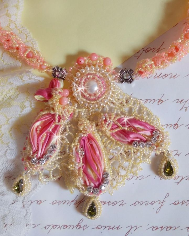 Les Délices de l'Eté halsketting geborduurd met een geel en roze zijden lint, rocailles en Swarovski kristallen