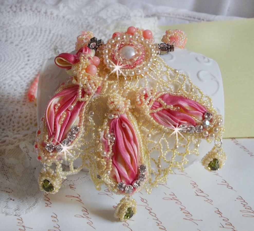 Les Délices de l'Eté halsketting geborduurd met een geel en roze zijden lint, rocailles en Swarovski kristallen