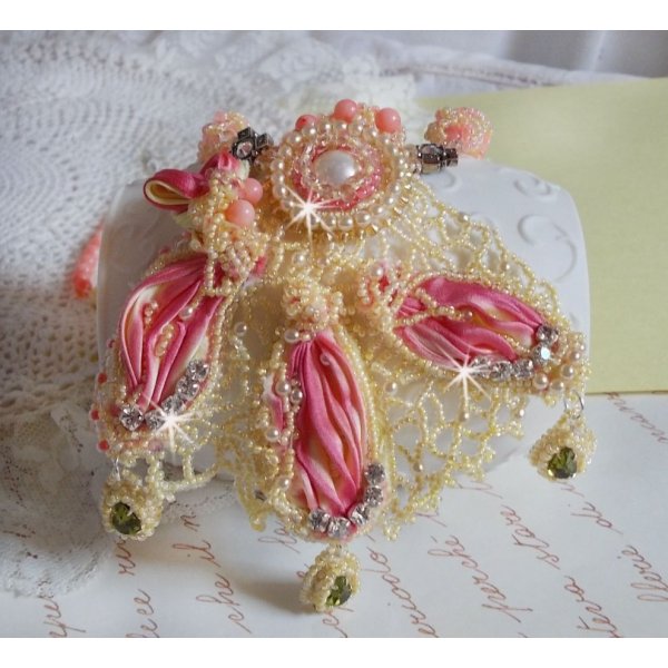 Les D&eacute;lices de l'Et&eacute; halsketting geborduurd met een geel en roze zijden lint, rocailles en Swarovski kristallen