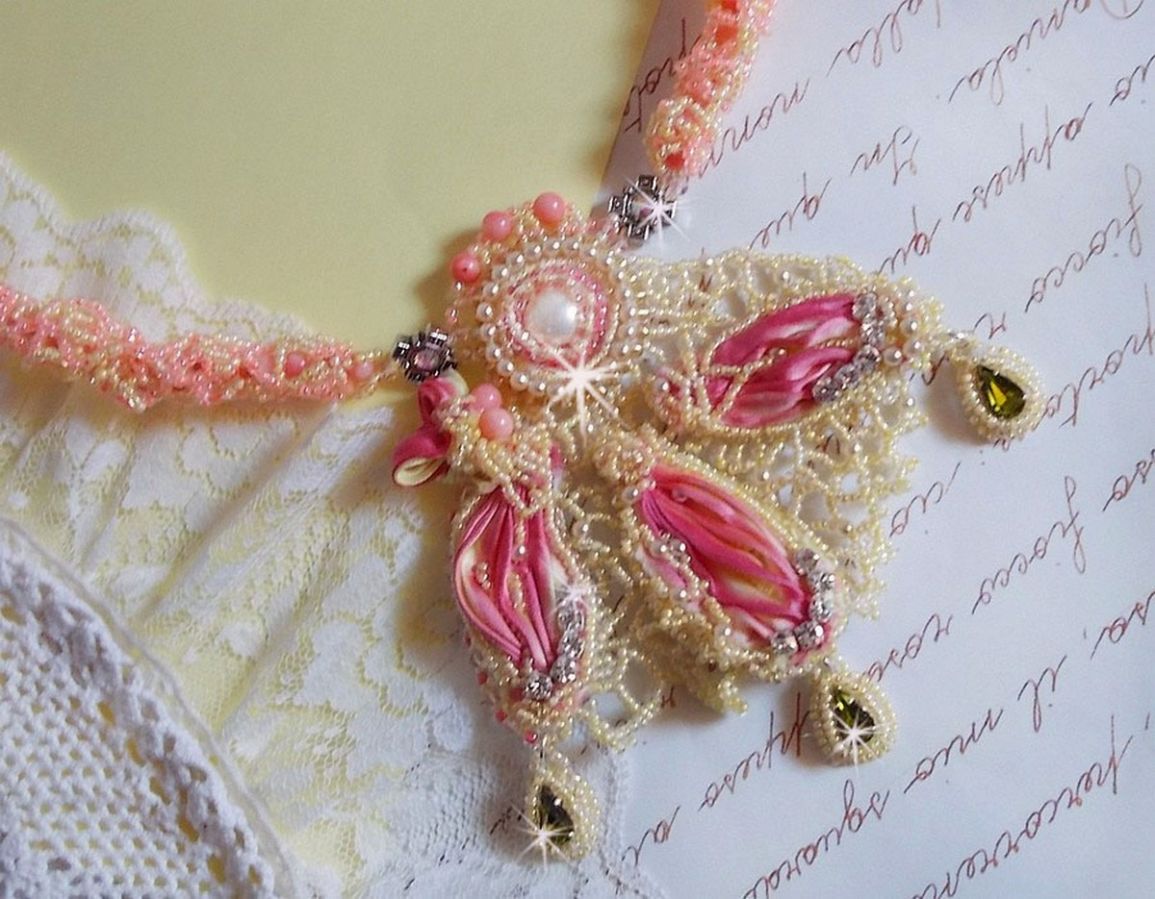 Les Délices de l'Eté halsketting geborduurd met een geel en roze zijden lint, rocailles en Swarovski kristallen