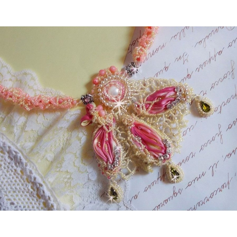 Les Délices de l'Eté halsketting geborduurd met een geel en roze zijden lint, rocailles en Swarovski kristallen