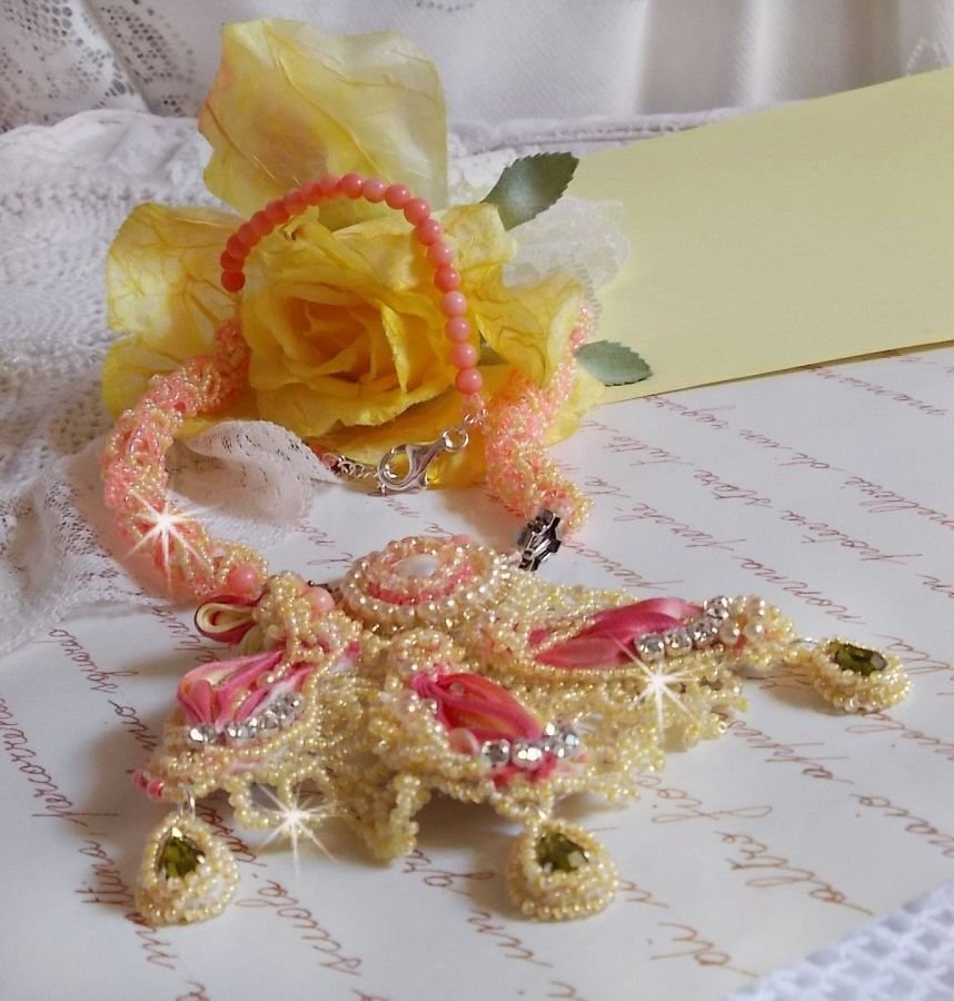 Les Délices de l'Eté halsketting geborduurd met een geel en roze zijden lint, rocailles en Swarovski kristallen