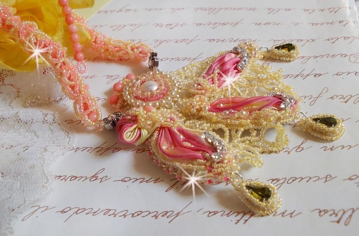 Les Délices de l'Eté halsketting geborduurd met een geel en roze zijden lint, rocailles en Swarovski kristallen