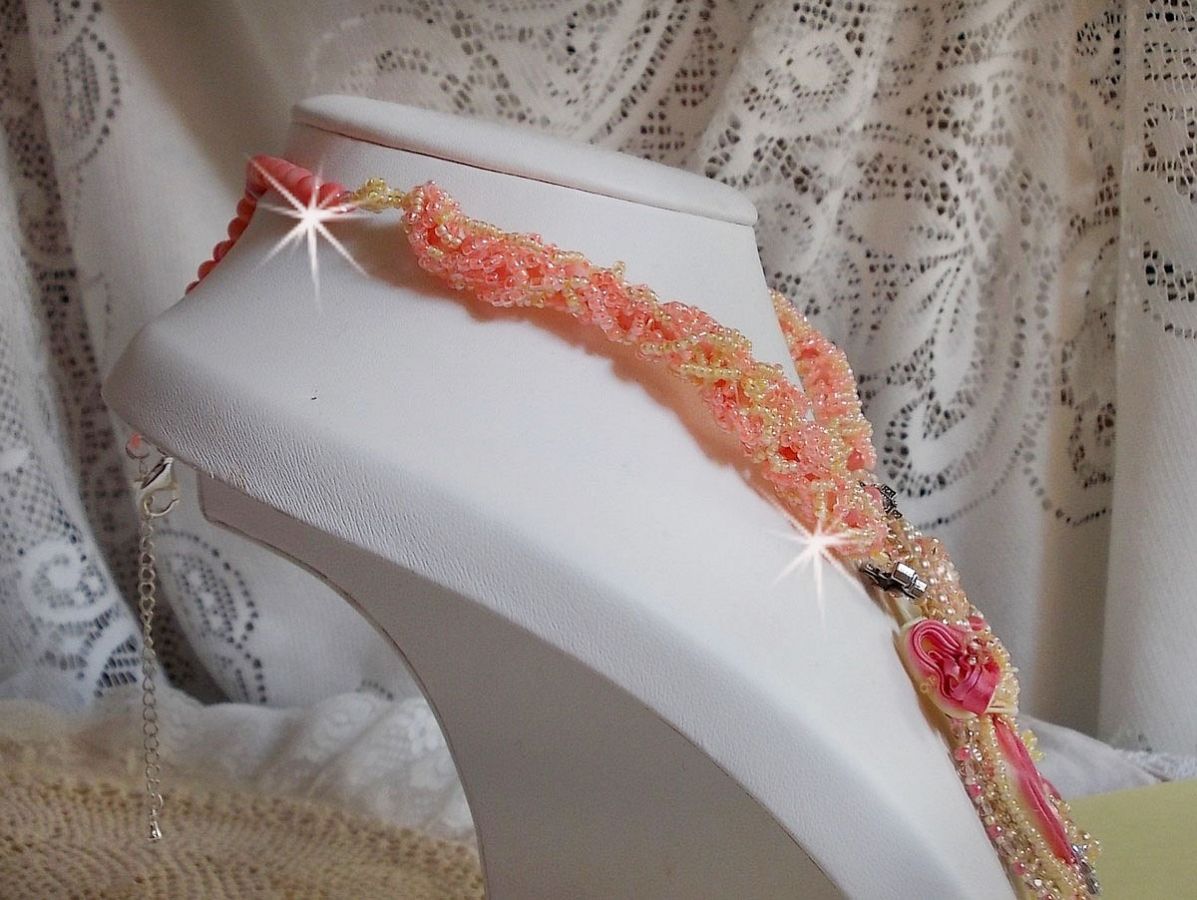 Les Délices de l'Eté halsketting geborduurd met een geel en roze zijden lint, rocailles en Swarovski kristallen