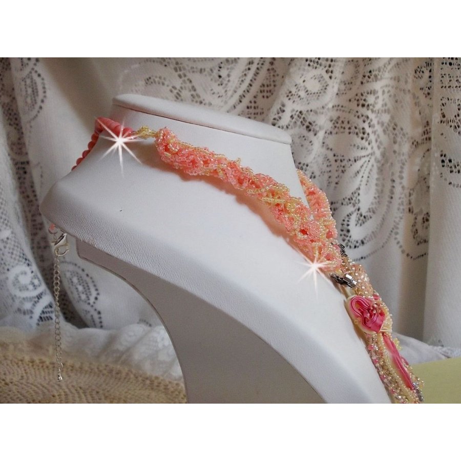 Les Délices de l'Eté halsketting geborduurd met een geel en roze zijden lint, rocailles en Swarovski kristallen