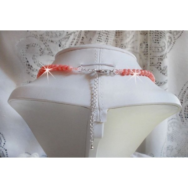 Les D&eacute;lices de l'Et&eacute; halsketting geborduurd met een geel en roze zijden lint, rocailles en Swarovski kristallen