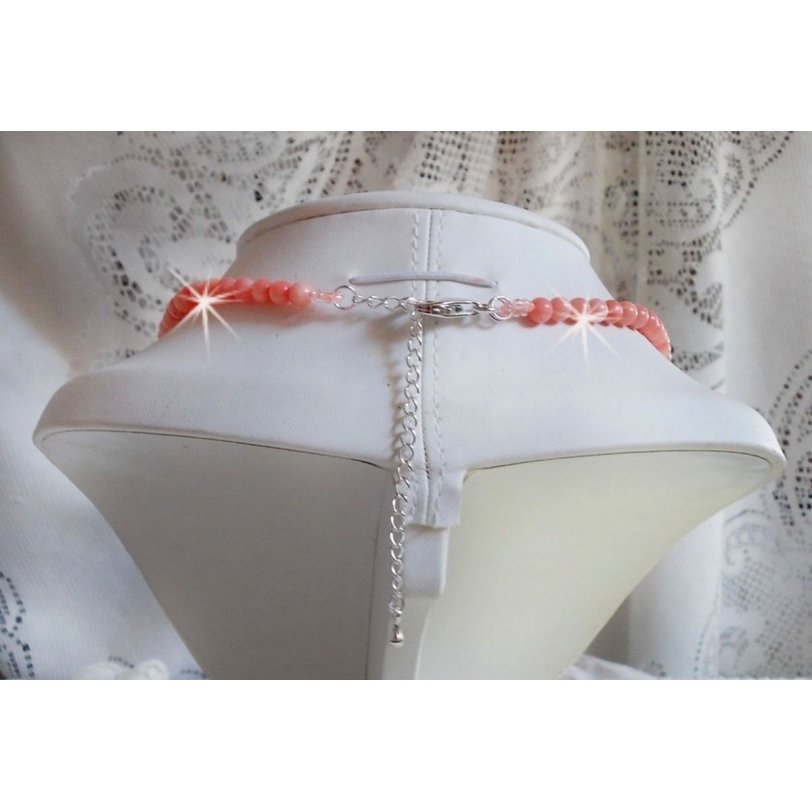 Les Délices de l'Eté halsketting geborduurd met een geel en roze zijden lint, rocailles en Swarovski kristallen