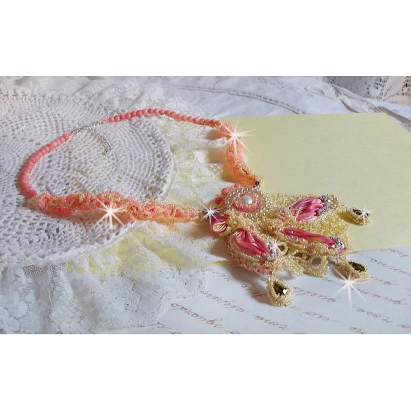Les Délices de l'Eté halsketting geborduurd met een geel en roze zijden lint, rocailles en Swarovski kristallen