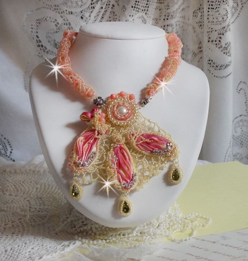 Les Délices de l'Eté halsketting geborduurd met een geel en roze zijden lint, rocailles en Swarovski kristallen