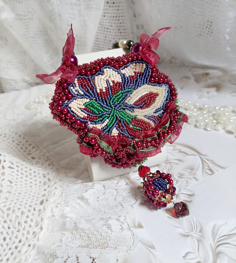 Ketting Enchantement d'Automne geborduurd met Bordeauxse parels, kant, diverse parels en rocailles