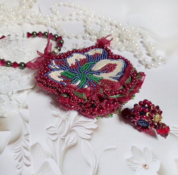 Ketting Enchantement d'Automne geborduurd met Bordeauxse parels, kant, diverse parels en rocailles