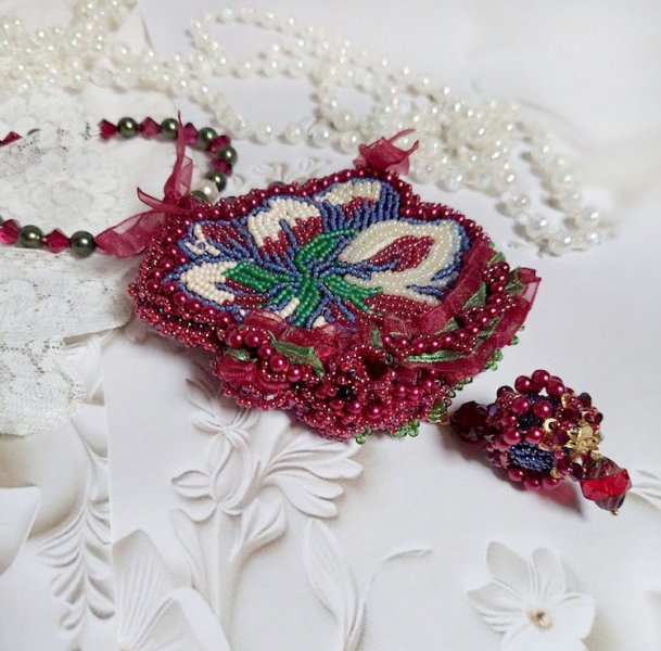 Ketting Enchantement d'Automne geborduurd met Bordeauxse parels, kant, diverse parels en rocailles