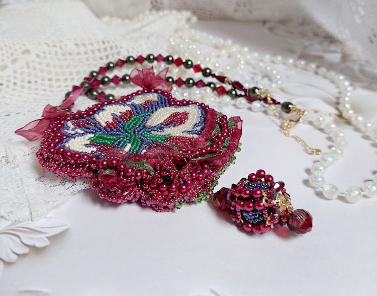 Ketting Enchantement d'Automne geborduurd met Bordeauxse parels, kant, diverse parels en rocailles