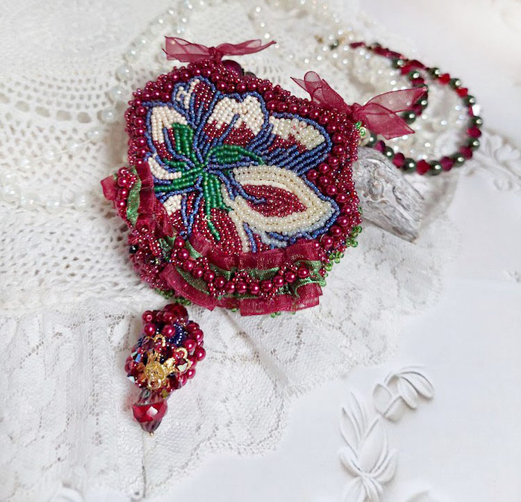 Ketting Enchantement d'Automne geborduurd met Bordeauxse parels, kant, diverse parels en rocailles