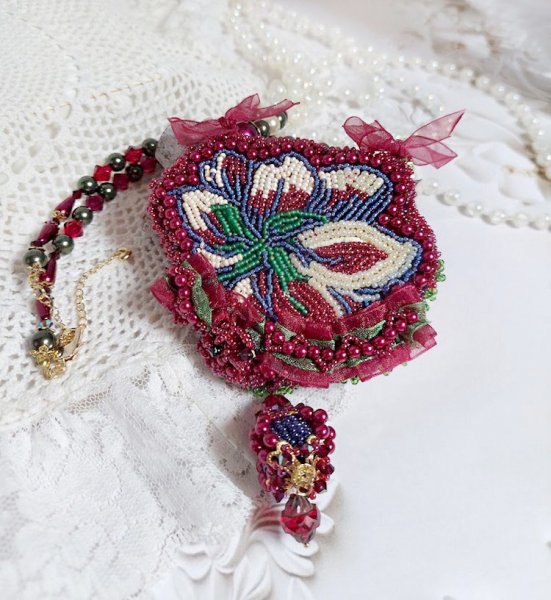 Ketting Enchantement d'Automne geborduurd met Bordeauxse parels, kant, diverse parels en rocailles