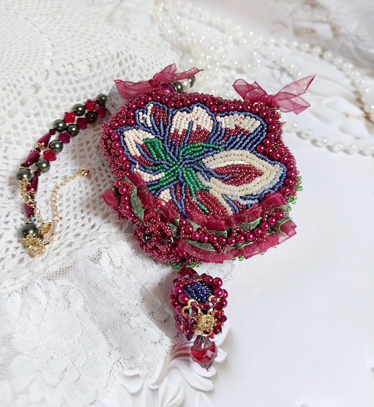 Ketting Enchantement d'Automne geborduurd met Bordeauxse parels, kant, diverse parels en rocailles