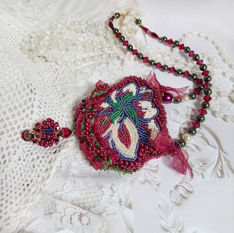 Ketting Enchantement d'Automne geborduurd met Bordeauxse parels, kant, diverse parels en rocailles