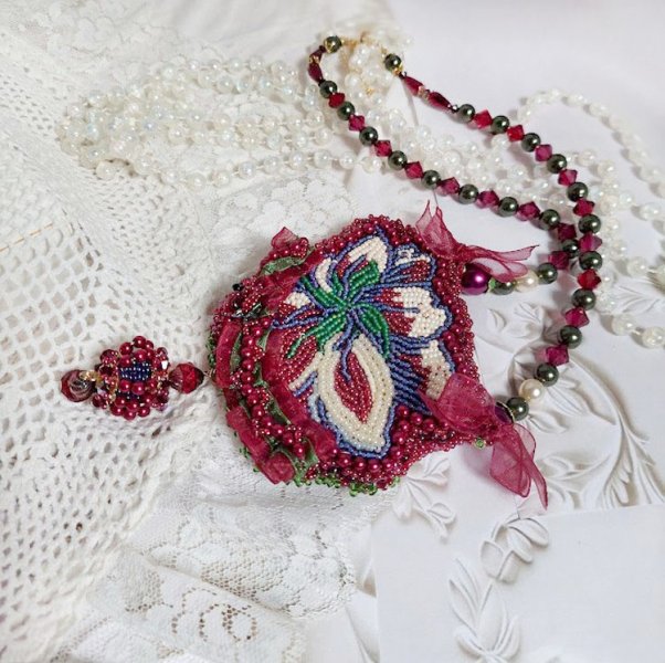 Ketting Enchantement d'Automne geborduurd met Bordeauxse parels, kant, diverse parels en rocailles