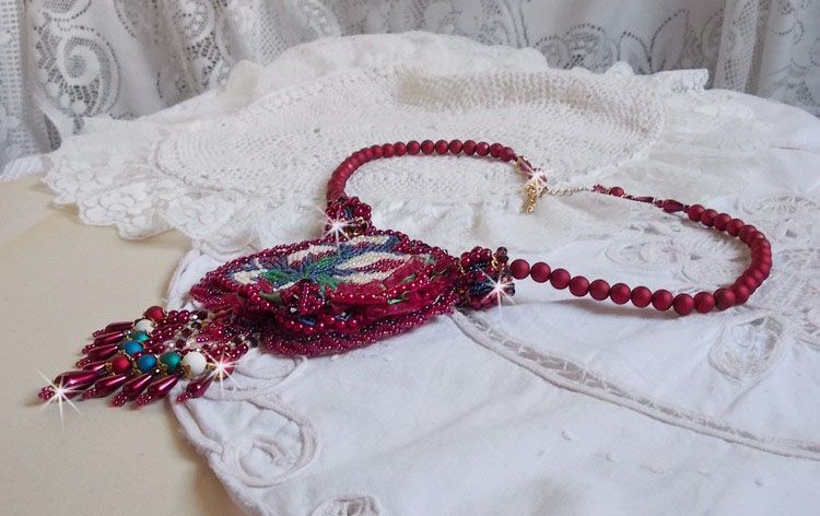 Ketting Enchantement d'Automne geborduurd met Bordeauxse parels, kant, diverse parels en rocailles