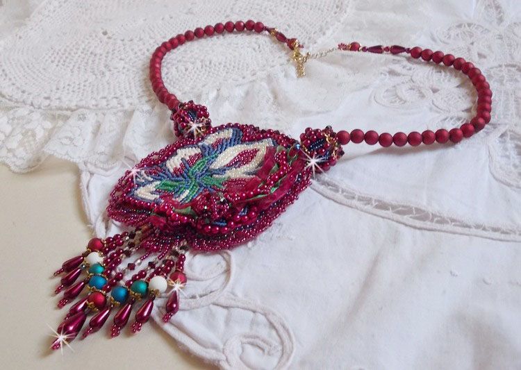 Ketting Enchantement d'Automne geborduurd met Bordeauxse parels, kant, diverse parels en rocailles