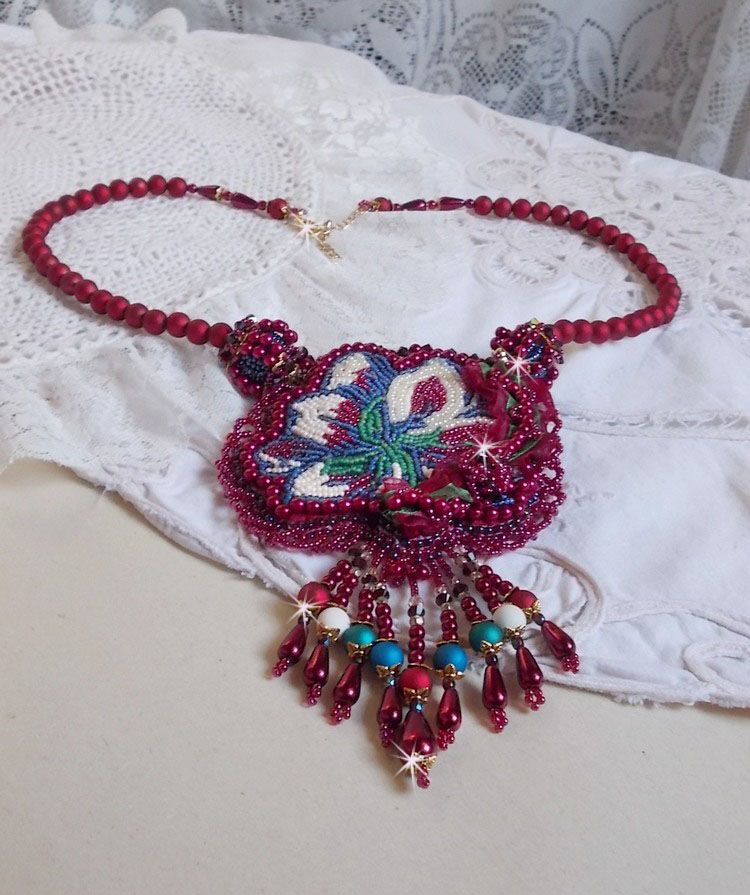 Ketting Enchantement d'Automne geborduurd met Bordeauxse parels, kant, diverse parels en rocailles