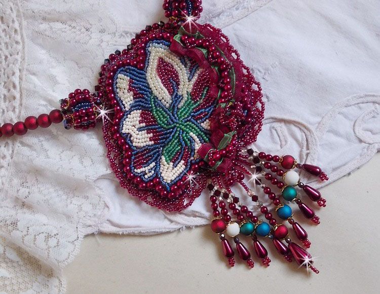 Ketting Enchantement d'Automne geborduurd met Bordeauxse parels, kant, diverse parels en rocailles