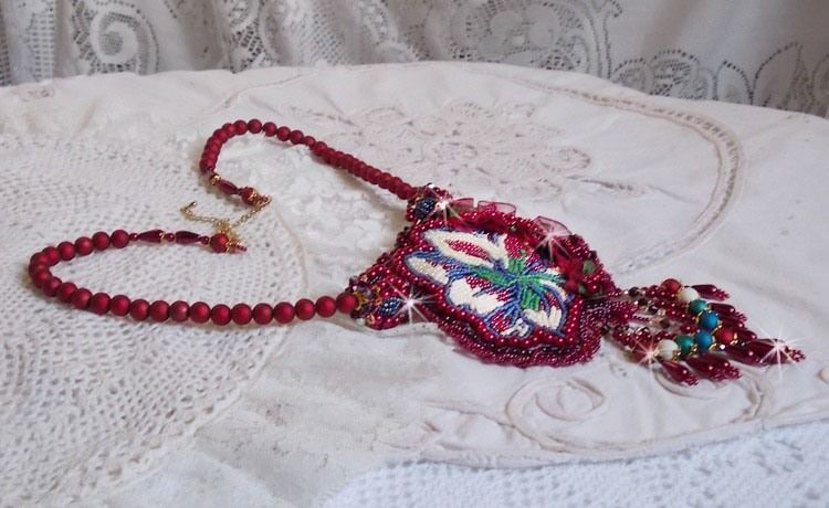 Ketting Enchantement d'Automne geborduurd met Bordeauxse parels, kant, diverse parels en rocailles