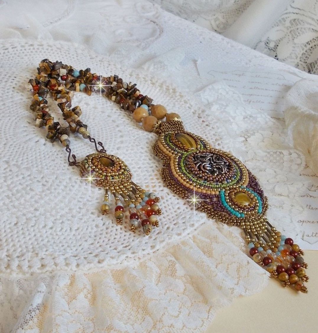 Fauve hanger ketting geborduurd met verschillende tijger ogen, Haute-Couture stijl