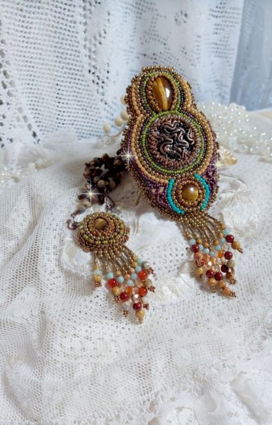 Fauve hanger ketting geborduurd met verschillende tijger ogen, Haute-Couture stijl