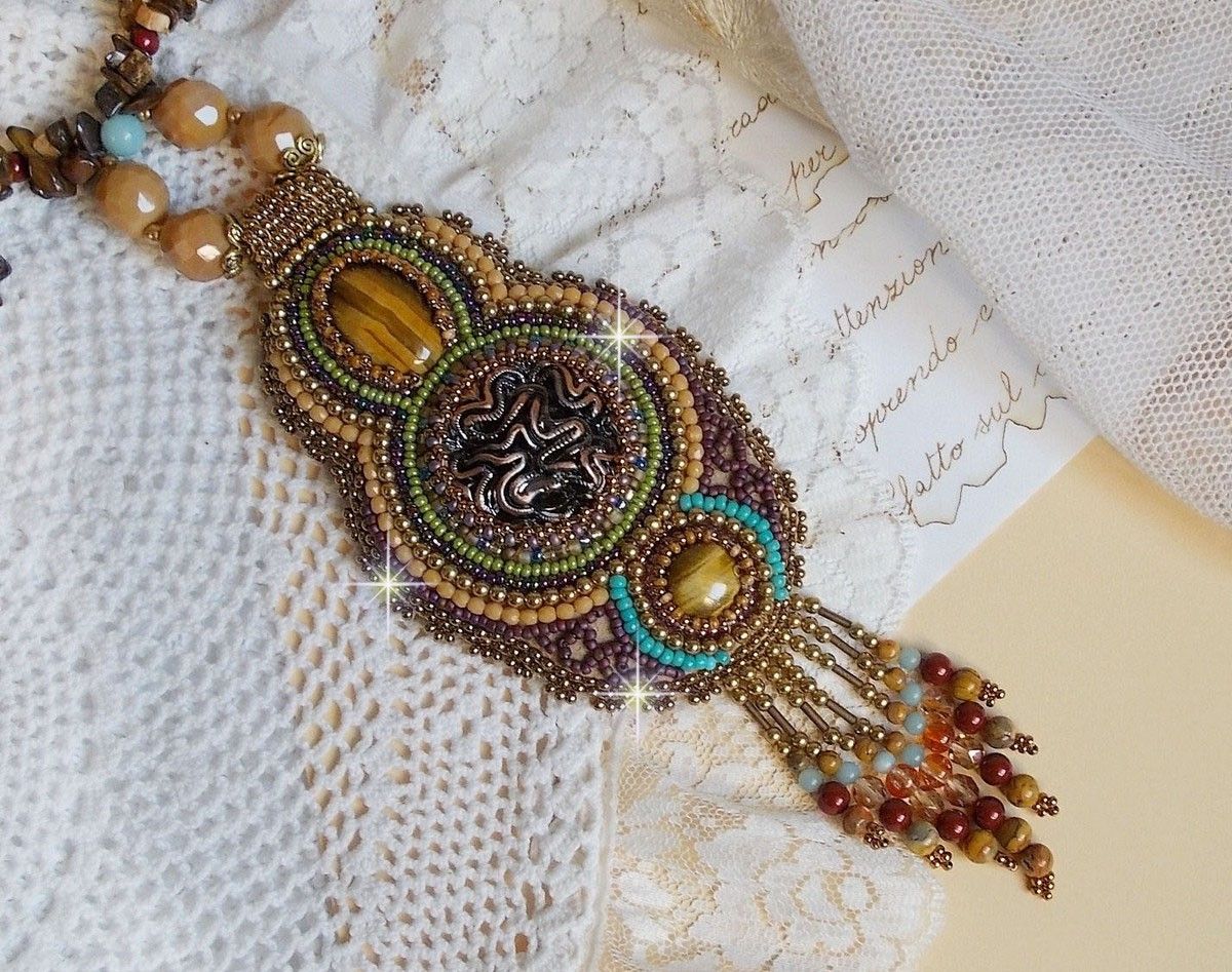 Fauve hanger ketting geborduurd met verschillende tijger ogen, Haute-Couture stijl
