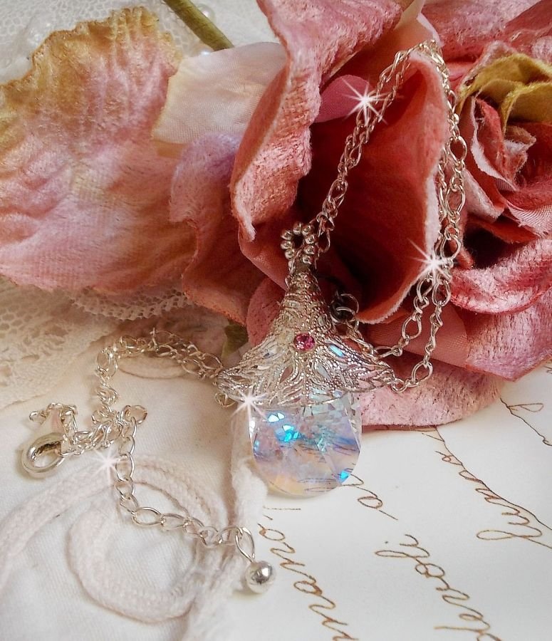 Zilveren bloemenketting met een prachtige Swarovski kristallen hanger, een zilveren hartvormig inzetstuk met ketting, ringetjes, sluiting en verlengketting in Zilver 925/1000