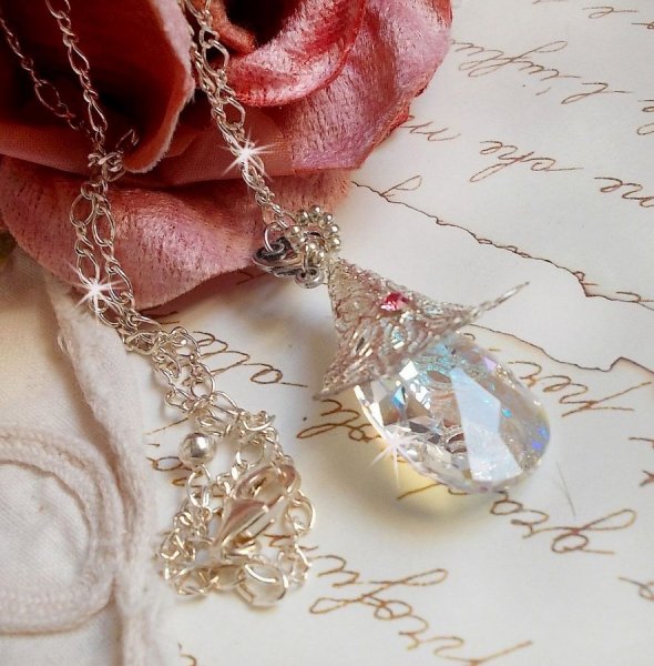 Zilveren bloemenketting met een prachtige Swarovski kristallen hanger, een zilveren hartvormig inzetstuk met ketting, ringetjes, sluiting en verlengketting in Zilver 925/1000