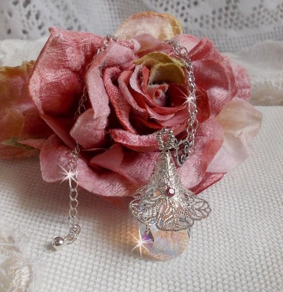 Zilveren bloemenketting met een prachtige Swarovski kristallen hanger, een zilveren hartvormig inzetstuk met ketting, ringetjes, sluiting en verlengketting in Zilver 925/1000