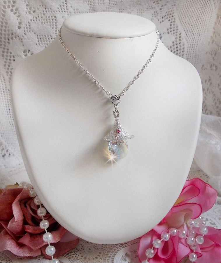 Zilveren bloemenketting met een prachtige Swarovski kristallen hanger, een zilveren hartvormig inzetstuk met ketting, ringetjes, sluiting en verlengketting in Zilver 925/1000