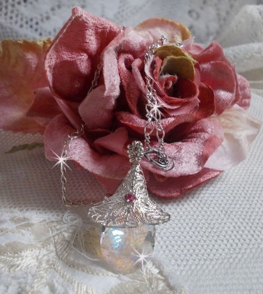 Zilveren bloemenketting met een prachtige Swarovski kristallen hanger, een zilveren hartvormig inzetstuk met ketting, ringetjes, sluiting en verlengketting in Zilver 925/1000