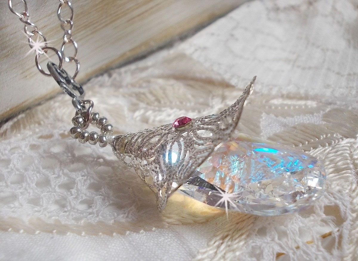 Zilveren bloemenketting met een prachtige Swarovski kristallen hanger, een zilveren hartvormig inzetstuk met ketting, ringetjes, sluiting en verlengketting in Zilver 925/1000
