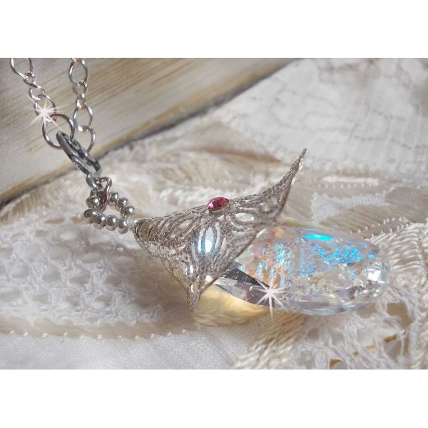 Zilveren bloemenketting met een prachtige Swarovski kristallen hanger, een zilveren hartvormig inzetstuk met ketting, ringetjes, sluiting en verlengketting in Zilver 925/1000