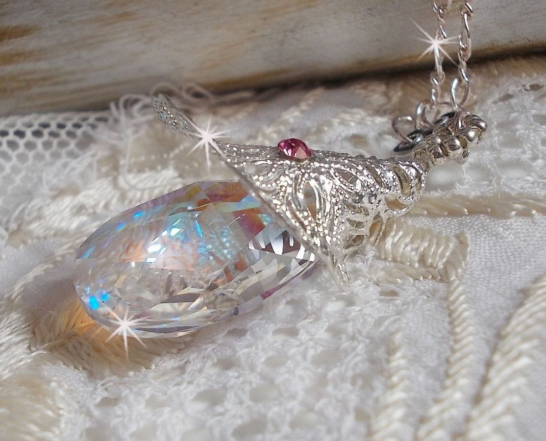 Zilveren bloemenketting met een prachtige Swarovski kristallen hanger, een zilveren hartvormig inzetstuk met ketting, ringetjes, sluiting en verlengketting in Zilver 925/1000