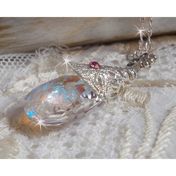 Zilveren bloemenketting met een prachtige Swarovski kristallen hanger, een zilveren hartvormig inzetstuk met ketting, ringetjes, sluiting en verlengketting in Zilver 925/1000