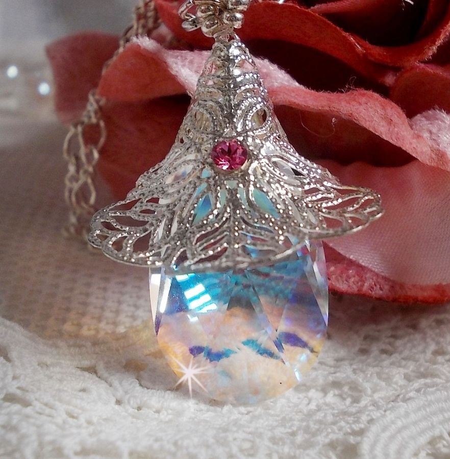 Zilveren bloemenketting met een prachtige Swarovski kristallen hanger, een zilveren hartvormig inzetstuk met ketting, ringetjes, sluiting en verlengketting in Zilver 925/1000