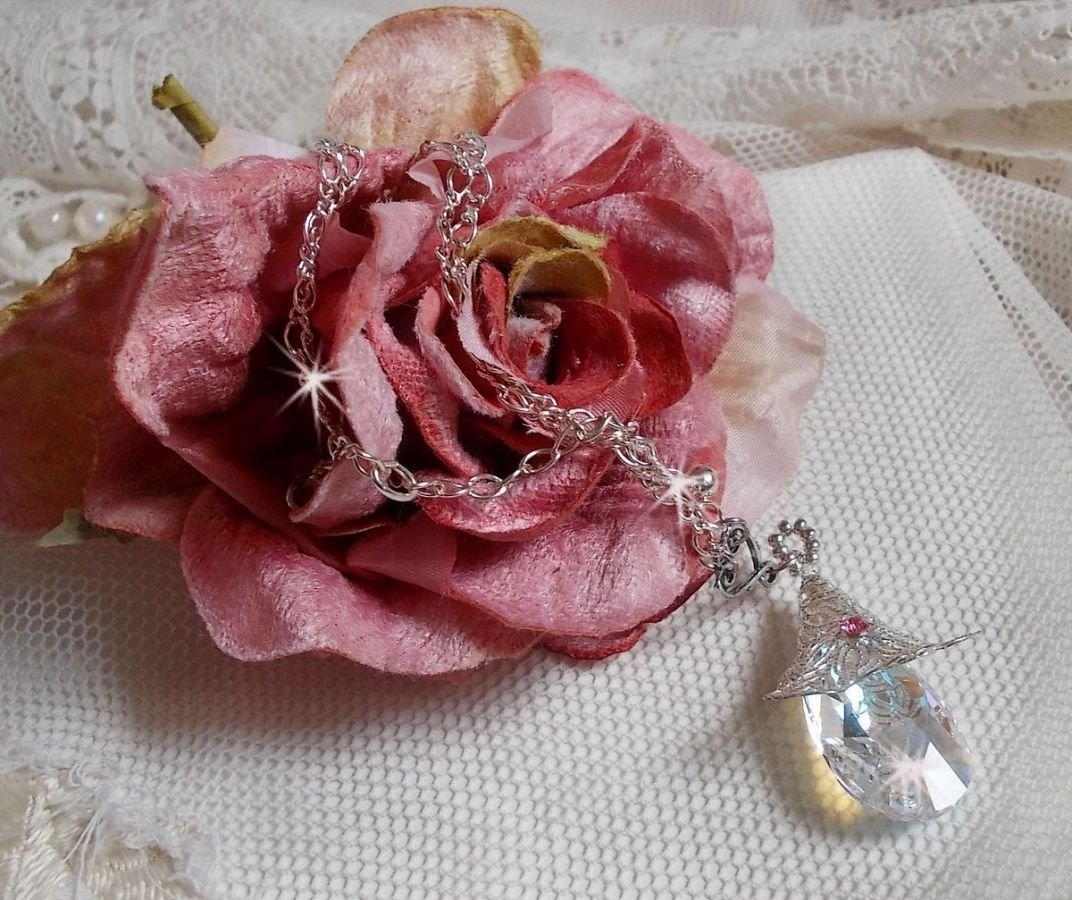 Zilveren bloemenketting met een prachtige Swarovski kristallen hanger, een zilveren hartvormig inzetstuk met ketting, ringetjes, sluiting en verlengketting in Zilver 925/1000