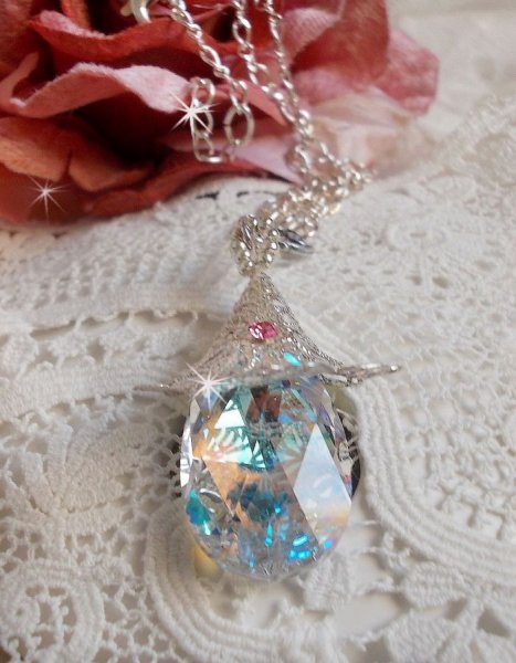 Zilveren bloemenketting met een prachtige Swarovski kristallen hanger, een zilveren hartvormig inzetstuk met ketting, ringetjes, sluiting en verlengketting in Zilver 925/1000