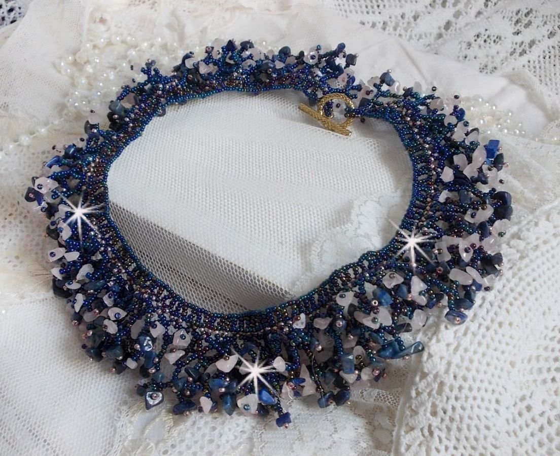 Koraal bloemenketting met rocailles en halfedelstenen als kwarts, sodaliet en Lapis Lazuli.