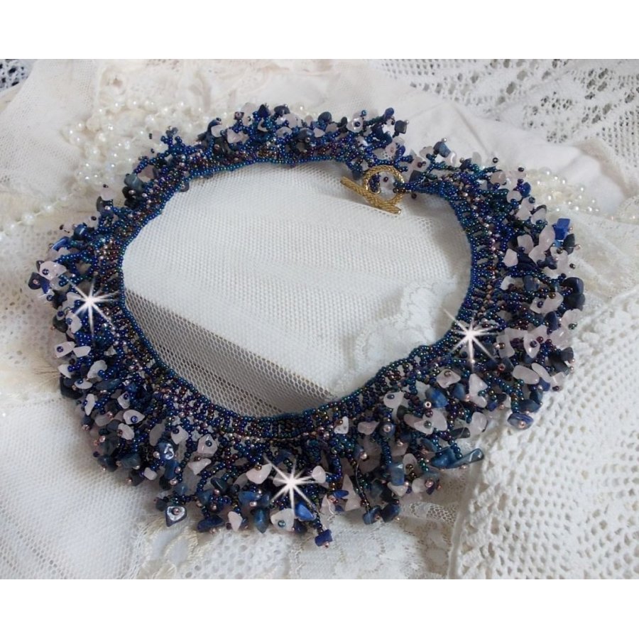 Koraal bloemenketting met rocailles en halfedelstenen als kwarts, sodaliet en Lapis Lazuli.