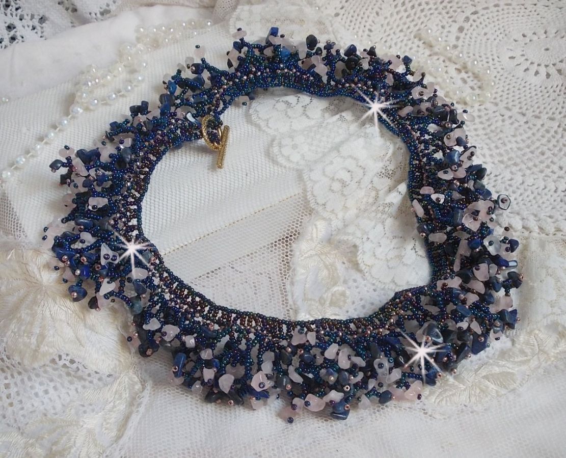 Koraal bloemenketting met rocailles en halfedelstenen als kwarts, sodaliet en Lapis Lazuli.