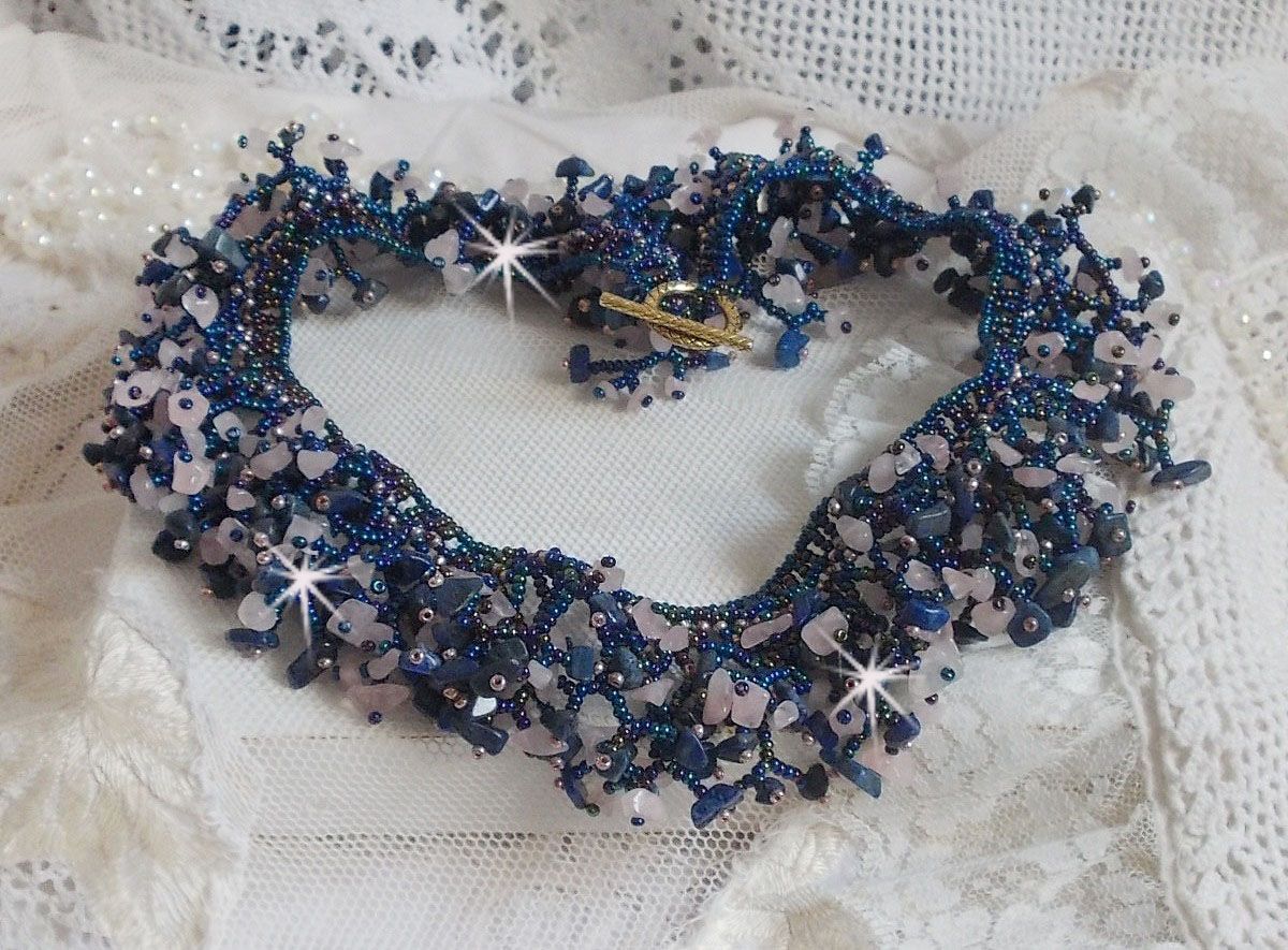Koraal bloemenketting met rocailles en halfedelstenen als kwarts, sodaliet en Lapis Lazuli.